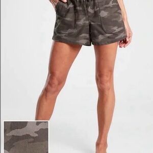 Athleta Women's Farallon Olive Camouflage Cargo Shorts. Size 6